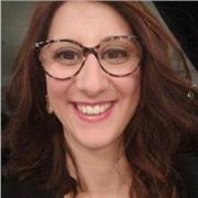 Laureata con un master in professioni editoriali e anni di esperienza nell'insegnamento